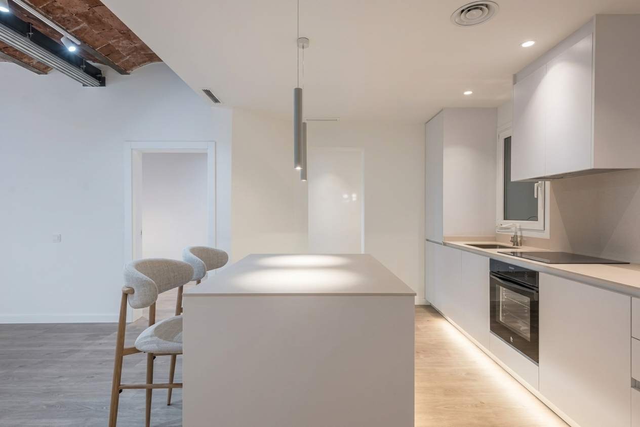 Detalle de isla de cocina y acabados